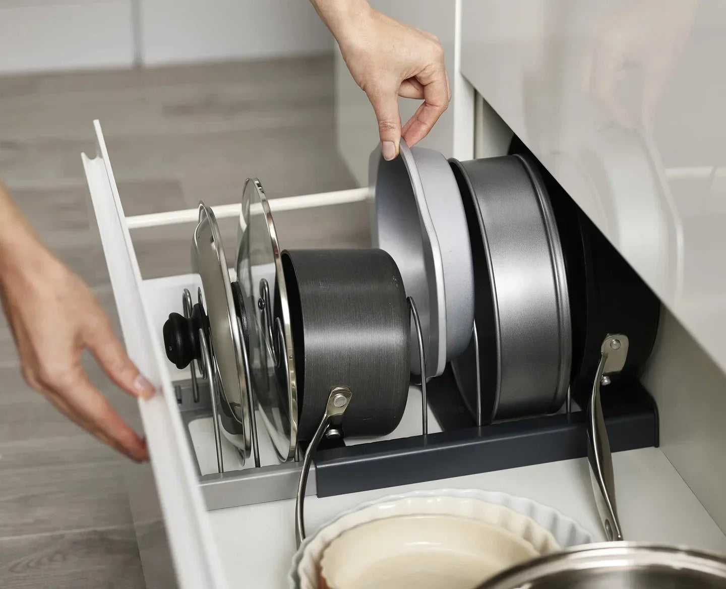 Range-poêles extensible pour placard cuisine