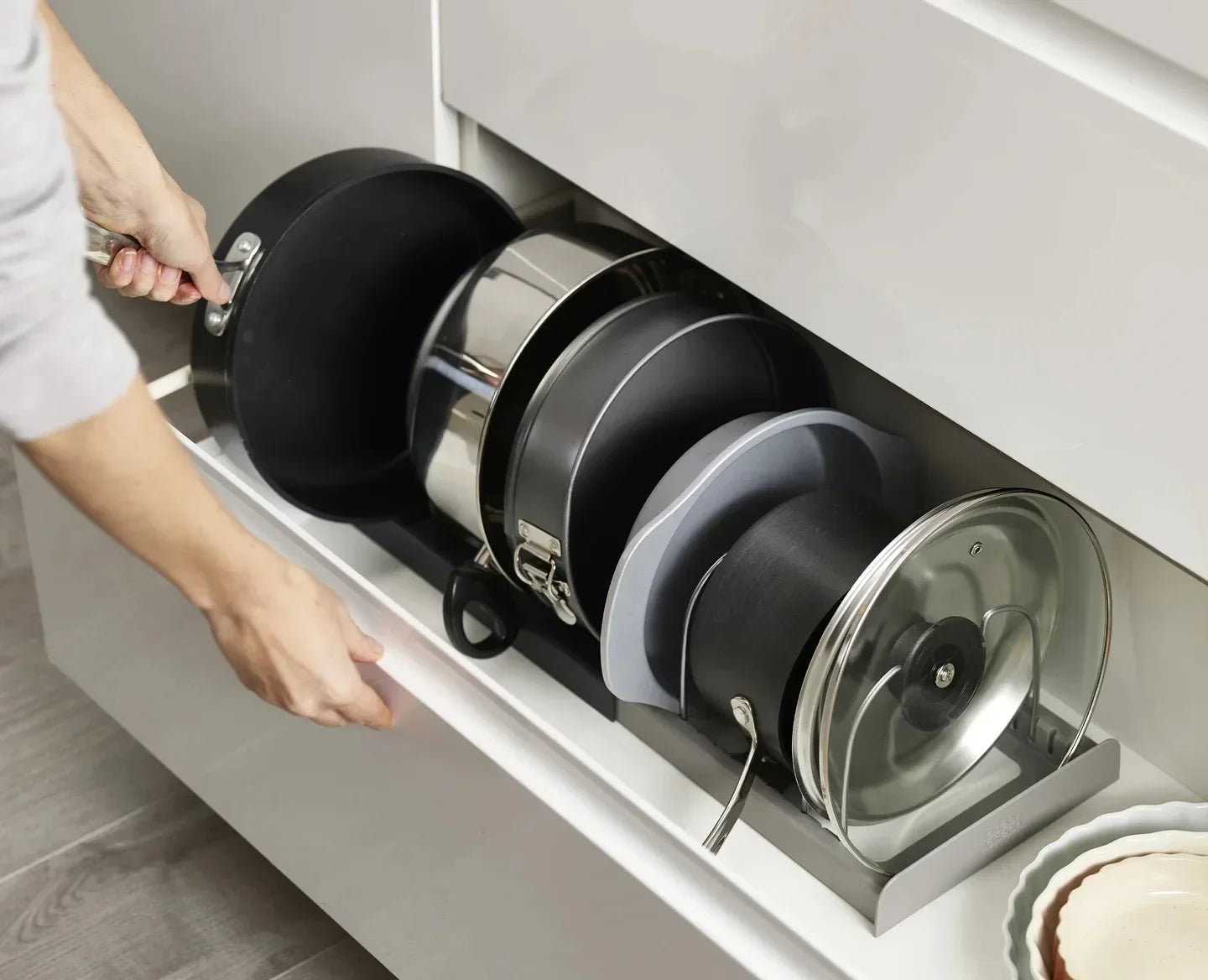 Range-poêles extensible pour placard cuisine