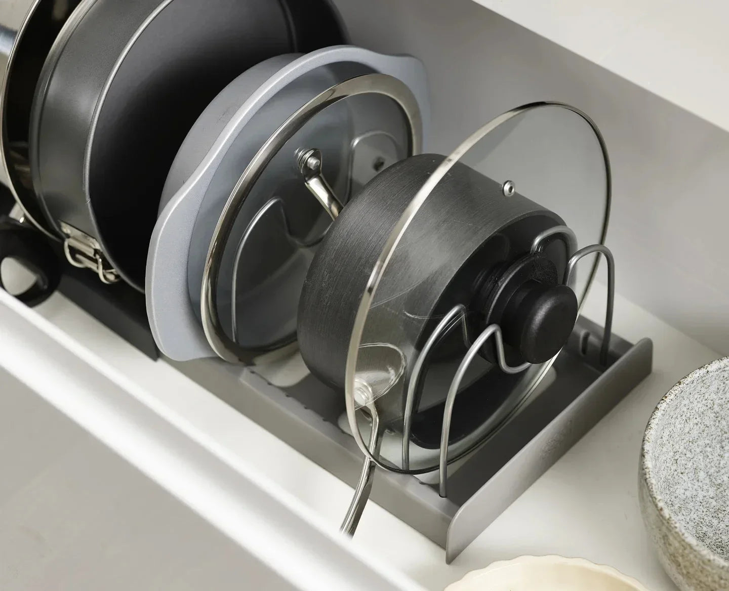 Range-poêles extensible pour placard cuisine
