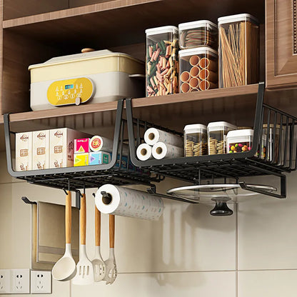 Panier suspendu sous étagère pour cuisine